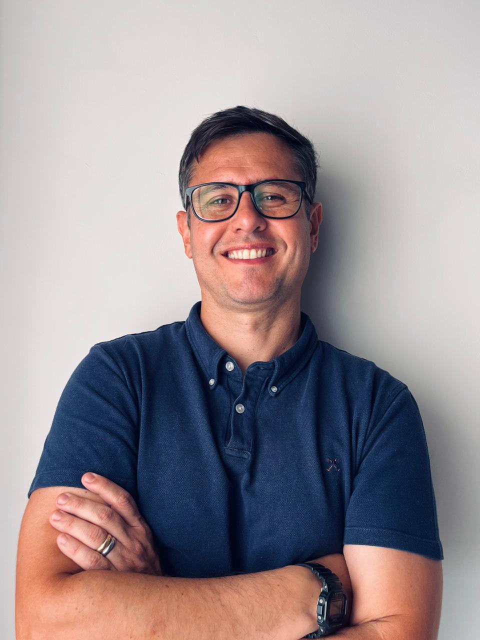 homem com roupa azul e oculos